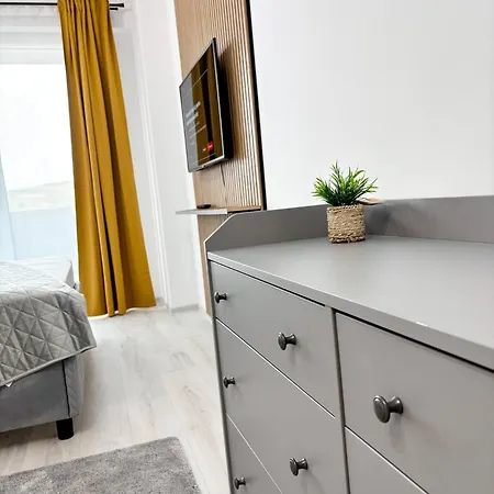 Sky Airport Modern & Parking And Ac *